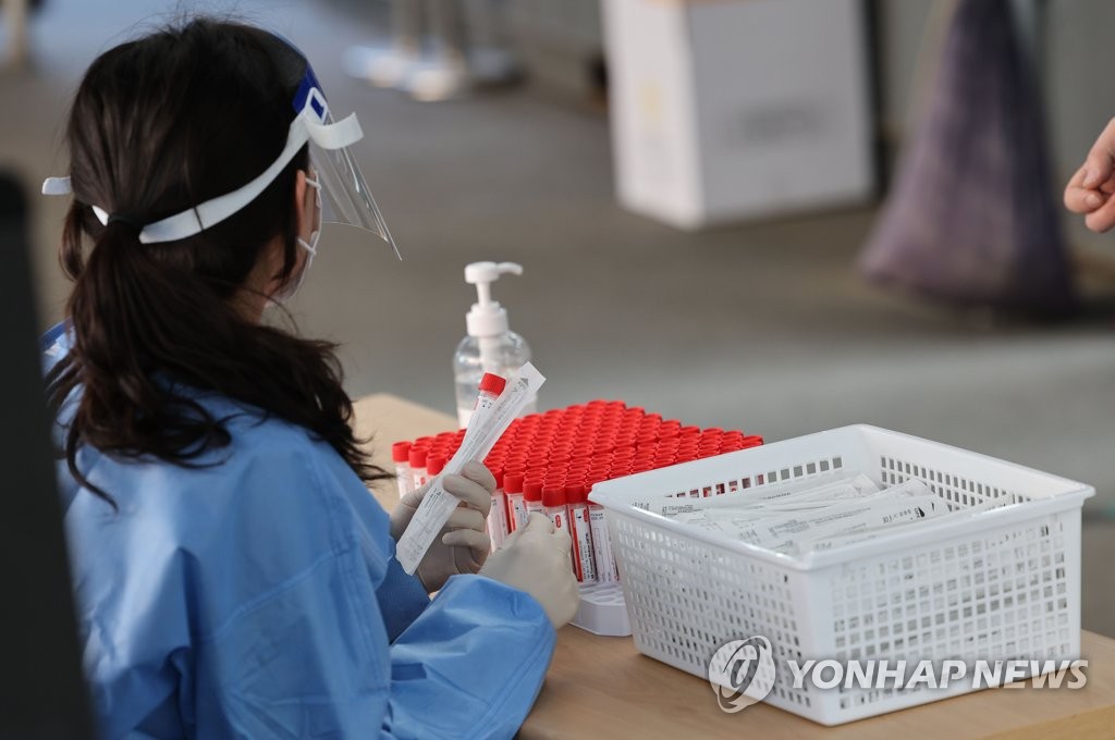 (서울=연합뉴스)  7일 오전 서울역 광장에 마련된 신종 코로나바이러스 감염증(코로나19) 임시 선별검사소에 PCR 검체 채취 키트가 놓여있다. 2022.4.7