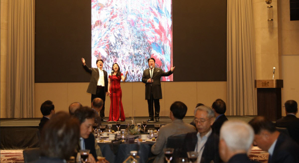 6일 오후 서울 강남구 테헤란로 조선팰리스 대연회장에서 열린 ‘두남재예술융복합 최고위과정’(DACC) 제1기 개강 기념 공연에서 두남재 전속 아티스트인 테너 유일선, 소프라노 장서연과 정지철 김자경오페라단 예술감독(왼쪽부터)이 두남재 트리오의 반주에 맞춰 가곡 ‘내 마음의 강물’을 열창하고 있다.  두남재㈜ 제공