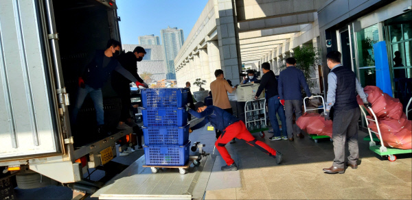 8일 오전 서울 용산구 국방부 청사에서 국방부 직원들과 이사업체 직원들이 이사 차량에 짐을 옮겨 싣고 있다. 국방부는 지난 2003년 청사에 입주한 지 19년 만에 대통령 집무실 이전으로 합동참모본부와 구청사, 근무지원단 등 인근 건물로 뿔뿔이 흩어지게 됐다. 정충신 선임기자