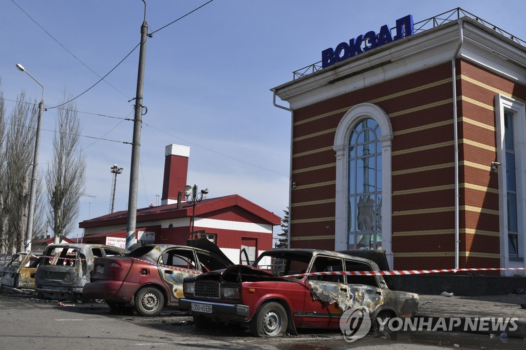 (크라마토르스크[우크라이나] AP=연합뉴스) 8일(현지시간) 우크라이나 도네츠크주 크라마토르스크의 기차역 앞의 파손된 자동차들. 2022.4.8.