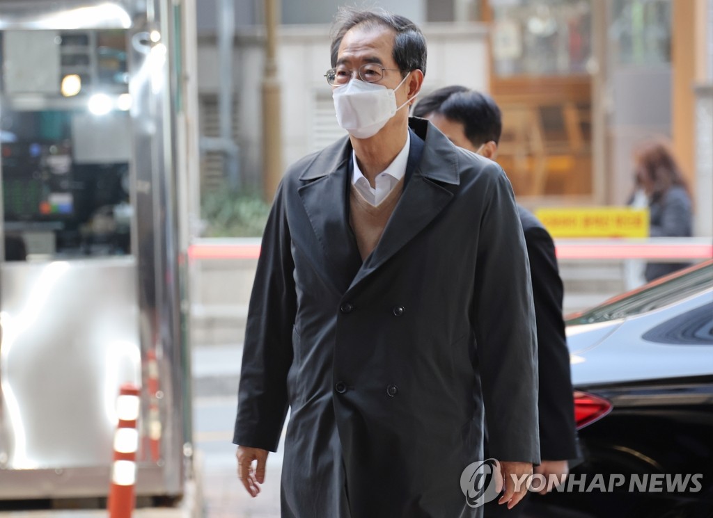 (서울=연합뉴스) 한덕수 국무총리 후보자가 8일 오전 서울 종로구 한국생산성본부 건물에 마련된 국회 인사청문회 준비단 사무실에 출근하고 있다. 2022.4.8