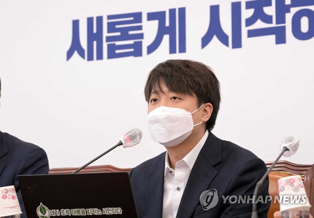(서울=연합뉴스) 국민의힘 이준석 대표가 28일 오전 서울 여의도 국회에서 열린 최고위원회 회의에서 발언하고 있다. 2022.3.28 [국회사진기자단]