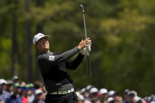 임성재가 9일 오전(한국시간) 미국 조지아주 오거스타의 오거스타내셔널골프클럽에서 열린 PGA투어 마스터스 2라운드 12번 홀에서 아이언 티샷 후 공의 방향을 살피고 있다.  AP뉴시스