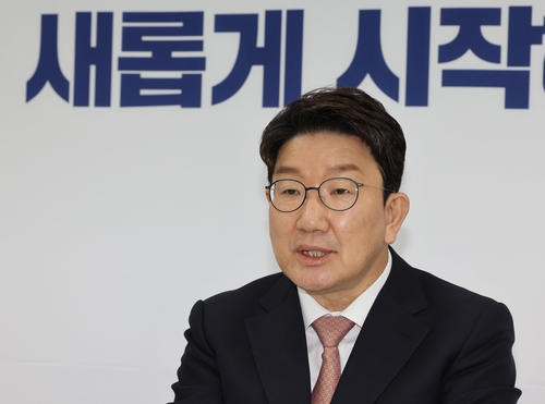 (서울=연합뉴스) 국민의힘 권성동 신임 원내대표가 국회 원내대표실에서 연합뉴스와 인터뷰에서 질문을 듣고 있다. 2022.4.10