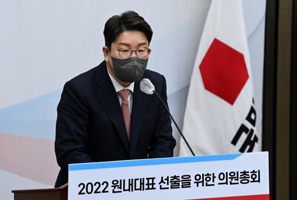 권선동 국민의힘 원내대표가 지난 8일 국회에서 열린 의원총최에서 신임 원내대표로 당선된 뒤 소감을 밝히고 있는 모습. 연합뉴스