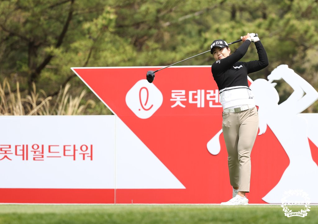 (서울=연합뉴스) 장수연이 10일 제주 서귀포 롯데스카이힐제주CC에서 열린 2022 한국여자프로골프(KLPGA) 투어 개막전 롯데렌터카 여자오픈 FR 4번 홀에서 티샷하고 있다. 2022.4.10[KLPGA 제공. 재판매 및 DB 금지]