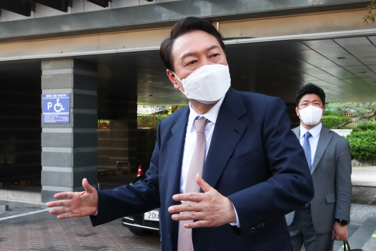 11일 대구·경북(TK) 지역 순회 행보에 나선 윤석열 대통령 당선인이 10일 초대 내각 인사 8명 명단을 발표한 뒤 서울 종로구 통의동 대통령직인수위원회 사무실을 나서다 취재진의 질문에 답하고 있다. 연합뉴스