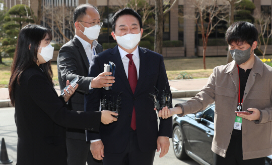 국토교통부 장관 후보자로 지명된 원희룡(가운데) 대통령직인수위원회 기획위원장이 11일 정부과천청사 서울지방국토관리청에 마련된 인사청문회 준비사무실로 출근하면서 기자의 질문에 답하고 있다. 원 후보자는 “(시장에) 잘못된 시그널이 갈 수 있는 규제완화는 윤석열 정부 청사진엔 없다”고 강조했다.  연합뉴스