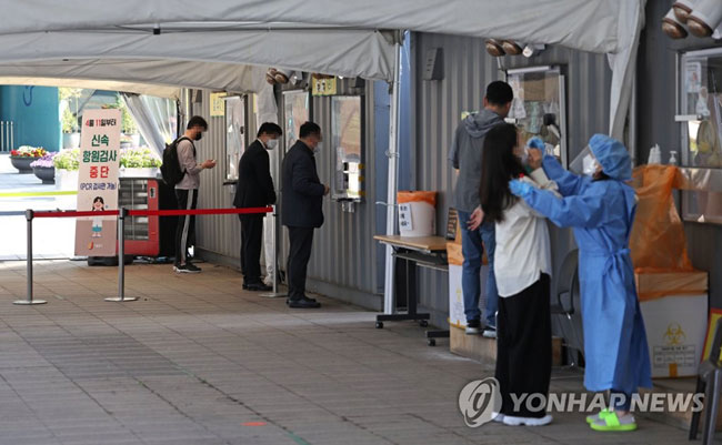 (서울=연합뉴스) 류영석 기자 = 보건소의 선별진료소와 임시선별검사소에서 실시했던 코로나19 신속항원검사가 중단된 11일 오전 서울광장 임시선별검사소를 찾은 시민들이 PCR 검사를 하고 있다. 2022.4.11