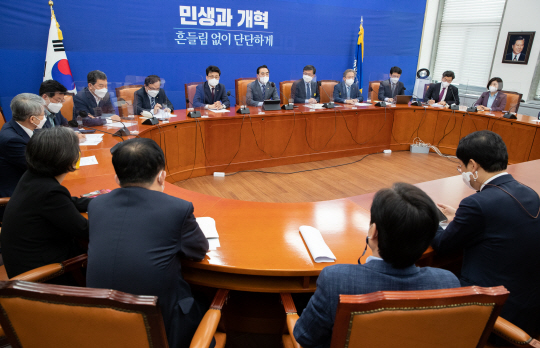 박홍근(뒤편 왼쪽에서 여섯 번째) 더불어민주당 원내대표가 12일 오전 서울 여의도 국회에서 열린 원내대책회의에 참석해 이날 오후에 열리는 의원총회의 의제인 ‘검수완박(검찰 수사권 완전 박탈)’ 의결 강행 입장을 표명하고 있다. 연합뉴스