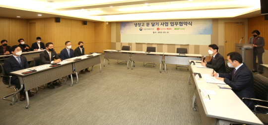 김강립 식약처장, 이건준 BGF리테일 대표, 강성현 롯데쇼핑 롯데마트사업부 대표 등이 지난 3월 31일 개방형 냉장고 문 설치 및 확대를 위한 업무협약을 맺었다.  식약처 제공