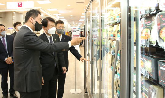 김강립(오른쪽 두 번째) 식품의약품안전처장이 지난 3월 31일 서울 송파구 롯데마트 제타플렉스점을 방문해 문 달린 냉장고 설치 현황을 살펴보고 있다. 식약처와 ‘냉장고 문 달기 사업’ 업무협약을 체결한 롯데마트는 청량리점과 제타플렉스점 등 일부 지점의 개방형 냉장고를 문 달린 냉장고로 전환하고 이후 설치·운영 매장을 확대하기로 했다.  식약처 제공