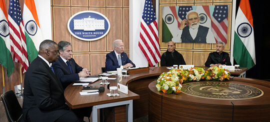 조 바이든(가운데) 미국 대통령이 11일 워싱턴DC 백악관에서 나렌드라 모디 인도 총리와 화상 정상회담을 하고 있다. 정상회담에는 이날 워싱턴DC에서 개최된 미·인도 ‘2+2’ 회의에 참석했던 양국 외교·국방장관이 배석했다.  AP 연합뉴스