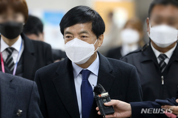 [서울=뉴시스] 이성윤 서울고검장이 지난달 30일 오전 서울 서초구 서울중앙지법에서 열린 ‘김학의 불법 출금 수사 외압 의혹’과 관련 4차 공판에 출석하고 있다. 2022.03.30.