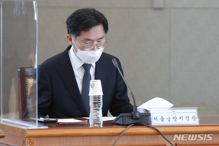 [서울=뉴시스] 이정수 서울중앙지검장이 11일 오전 서울 서초구 대검찰청에서 열린 전국 지검장 회의에서 모두발언 자료를 살펴보고 있다. 이날 회의에는 김오수 총장과 박성진 대검 차장, 전국 지검장 18명 등이 참석해 대면회의 방식으로 진행했다. (공동취재사진) 2022.04.11.