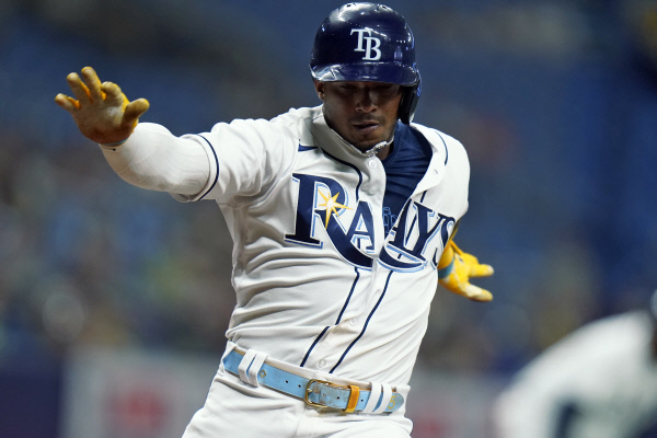 완데르 프랑코가 12일 오전(한국시간) 미국 플로리다주 세인트피터즈버그의 트로피카나필드에서 열린 오클랜드 애슬레틱스와의 홈경기에서 8회 동료 최지만의 히트로 득점하고 있다. AP연합뉴스