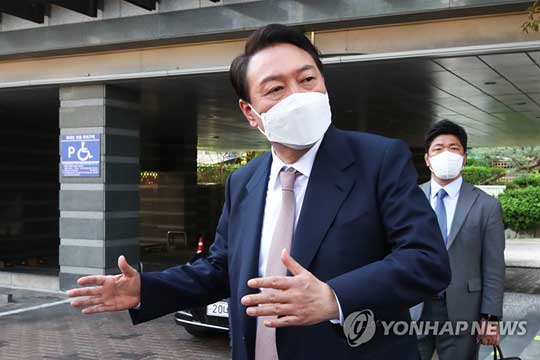 (서울=연합뉴스) 윤석열 대통령 당선인이 10일 오후 초대 내각 장관 후보자 8인을 발표한 뒤 서울 종로구 통의동 20대 대통령직인수위 사무실을 나서다 취재진 질문을 받고 있다. 2022.4.10 [공동취재]