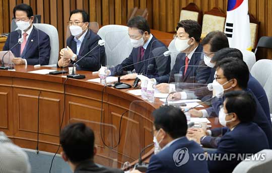 (서울=연합뉴스) 국민의힘 권성동 원내대표가 12일 국회에서 열린 원내대책회의에서 발언하고 있다. 2022.4.12