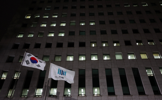 더불어민주당이 ‘검수완박’ 법안을 4월 국회에서 처리하기로 당론을 정한 12일 저녁 서울 서초동 대검찰청 청사에 불이 밝혀져 있다. 연합뉴스