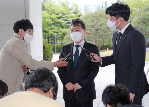 김오수 검찰총장이 13일 오전 서울 서초구 대검찰청에 출근하며 기자들의 질문에 답하고 있다. 연합뉴스