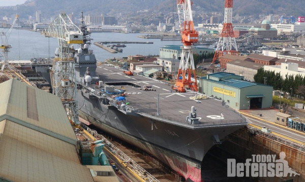 F-35B 탑재 경항모로 개조작업이 진행 중인 일본 이즈모급 2번 호위함 카가함.사진:akijikure twitter/디펜스 타임즈
