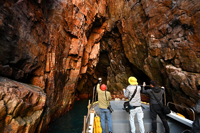 홍도 유람선이 홍도 해안 곳곳의 기이한 동굴을 기웃거리고 있다.