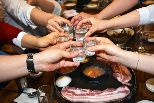 일상회복을 맞아 늘어나는 회식 모임에 무분별하게 참여하다 보면 다이어트와 금연 등 새해 들어 세웠던 건강관리 계획이 흐트러질 수 있어 주의가 필요하다. 가짜 배고픔을 구분하고, 모임 메뉴도 육류보다는 칼로리가 낮은 해산물 등을 선택하는 방법이 도움이 될 수 있다. 게티이미지뱅크