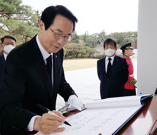 제37대 대한민국재향군인회장에 당선된 신상태 신임 회장이 14일 국립서울현충원을 방문해 ‘변화와 혁신의 향군, 새로운 70년의 시작’이라고 방명록에 기록하고 있다.  향군 제공
