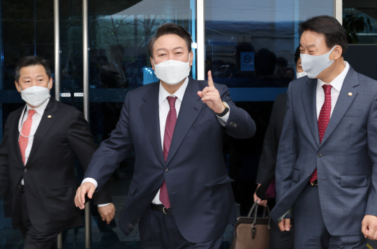 윤석열 대통령 당선인이 13일 오후 서울 종로구 통의동 제20대 대통령직인수위원회 브리핑룸에서 2차 내각 발표를 마친 뒤 외부 일정에 나서며 취재진에 질문을 1개만 받겠다는 표시로 손가락을 들어 보이고 있다.  인수위사진기자단