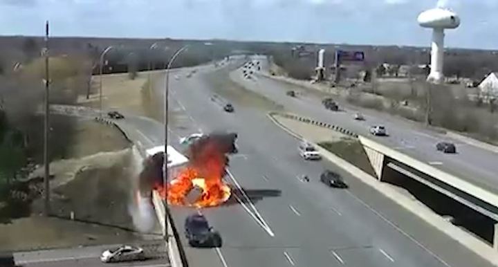 지난 11일(현지시간) 미국 미네소타주 미네아폴리스의 10번 고속도로 진입로에서 흰색 승용차가 차선을 이탈하며 돌진해 고속도로를 주행하던 트럭의 측면을 들이받아 트럭이 화염에 휩싸였다. 출처:미네소타주 교통부 *재판매 및 DB 금지
