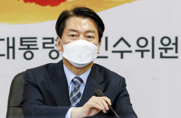 안철수 대통령직인수위원장이 13일 서울 종로구 인수위에서 열린 제11차 코로나비상대응특별위원회 회의에서 발언하고 있다.  뉴시스