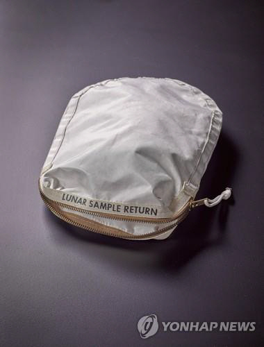 소더비경매에 나온 달 시료 백. EPA연합뉴스