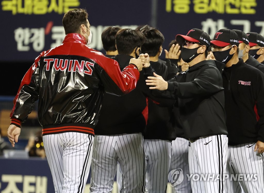 (서울=연합뉴스) 윤동진 기자 = 14일 오후 잠실야구장에서 열린 2022 KBO리그 SSG 랜더스 대 LG 트윈스 경기. LG의 승리로 경기가 끝난 후 류지현 LG 감독과 선발투수 플럿코가 주먹을 부딪히고 있다.