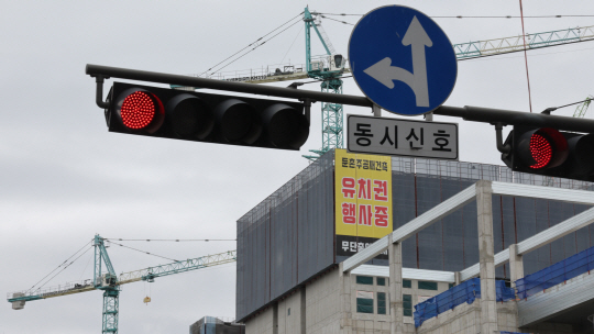 공사비 증액 문제로 갈등을 빚은 끝에 공사가 전면 중단된 서울 강동구 둔촌주공아파트 재건축(올림픽파크포레온) 현장에 14일 ‘유치권 행사’ 현수막이 붙어 있다. 연합뉴스