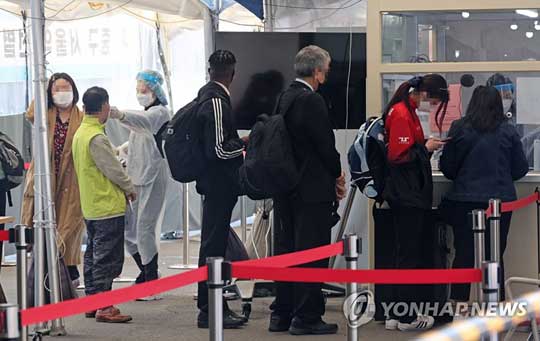 (서울=연합뉴스) 신종 코로나 바이러스 감염증 신규 확진자 수가 12만5846명을 기록한 15일 오전 서울역 광장 코로나19 선별진료소를 찾은 외국인들이 검사를 위해 대기하고 있다. 2022.4.15