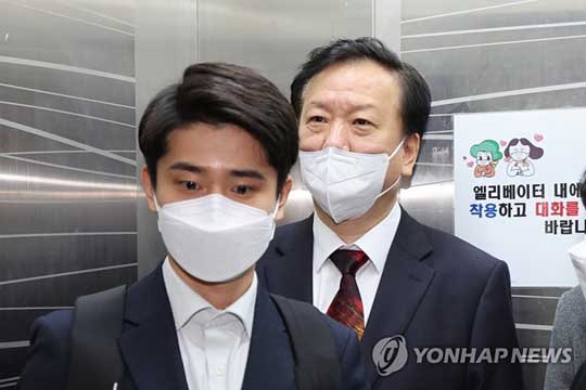 (서울=연합뉴스) 정호영 보건복지부 장관 후보자가 15일 서울 서대문구 국민연금공단 서울북부지역본부에 마련된 인사청문회 준비 사무실로 올라가고 있다. 2022.4.15