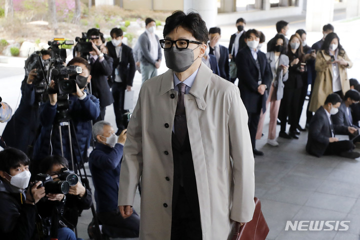 [서울=뉴시스] 한동훈 법무부 장관 후보자가 지난 15일 서울 서초구 서울고등검찰청에 마련된 인사청문회 준비 사무실로 출근하고 있다. 2022.04.15.