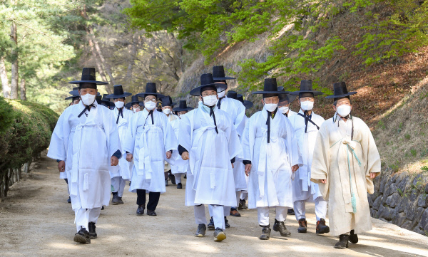 제3회 퇴계 선생 귀향길 재현행사 마지막 구간 여정에 참가한 이철우(앞줄 오른쪽 세번째) 경북지사 등 일행이 경북 안동시 도산서원으로 향하는 길을 걷고 있다. 경북도 제공