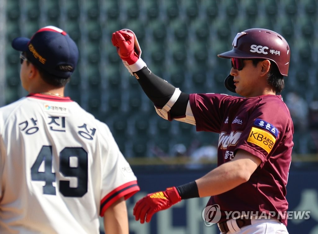 (서울=연합뉴스) 17일 오후 서울 잠실야구장에서 열린 2022 프로야구 두산 베어스와 키움 히어로즈의 경기. 5회초 무사 3루에서 키움 이정후가 1타점 적시타를 친 뒤 환호하고 있다. 2022.4.17