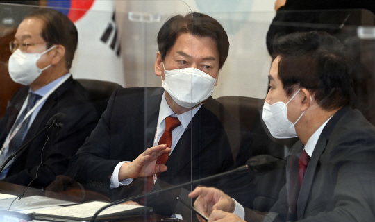 안철수(가운데) 대통령직인수위원장이 18일 오전 서울 종로구 삼청동 인수위에서 전체회의를 시작하기 전 원희룡(오른쪽) 기획위원장과 얘기를 나누고 있다.    인수위사진기자단