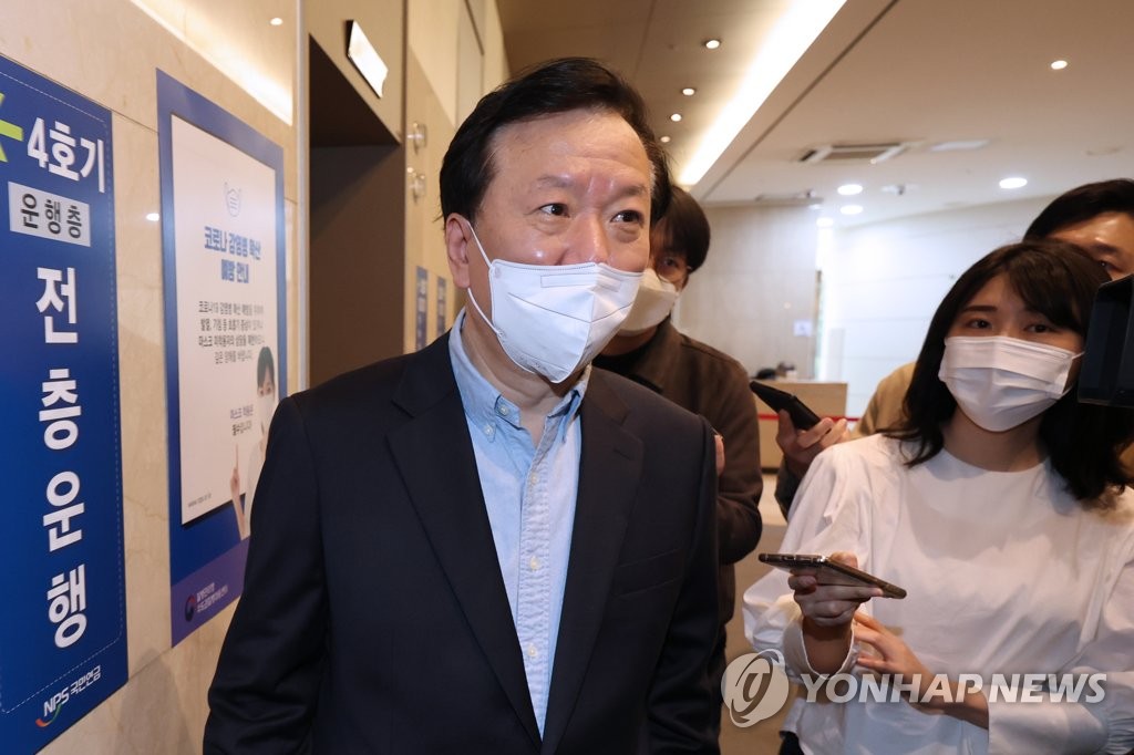 (서울=연합뉴스) 김주성 기자 = 정호영 보건복지부 장관 후보자가 서울 서대문구 국민연금공단 서울북부지역본부에 마련된 후보자 사무실로 출근하며 자녀의 편입학 특혜 의혹과 관련해 취재진의 질문을 받고 있다.