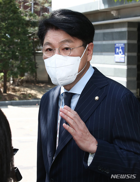 [서울=뉴시스] 인수위사진기자단 = 장제원 대통령 당선인 비서실장이 17일 서울 종로구 통의동 인수위원회 앞에서 취재진 질문에 답하고 있다. 2022.04.17.