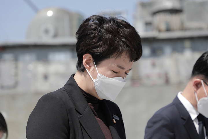 [서울=뉴시스] 김은혜 국민의힘 의원이 15일 경기 평택시 해군 2함대 사령부를 방문해 묵념을 하고 있다. (사진=김은혜의원실 제공) 2022.04.15.  *재판매 및 DB 금지