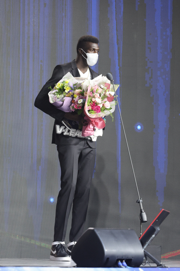 KB손해보험의 노우모리 케이타가 18일 서울 용산구 그랜드하얏트서울 호텔에서 열린 도드람 2021∼2022시즌 V리그 시상식에서 남자부 정규리그 MVP로 뽑힌 소감을 말하고 있다.  연합뉴스