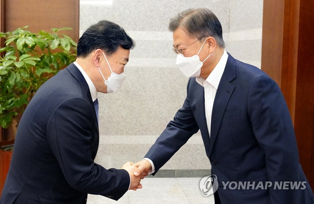 (서울=연합뉴스) 문재인 대통령이 18일 오후 청와대 여민관 집무실 앞에서 김오수 검찰총장과 악수하고 있다. 2022.4.18 [청와대 제공, 재판매 및 DB 금지]