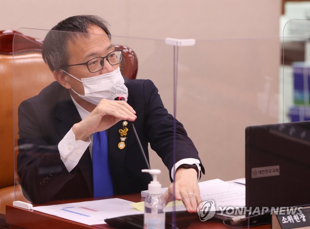 (서울=연합뉴스) 백승렬 기자 = 박주민 법사위 제1소위원장이 18일 저녁 국회 법사위에서 검찰청법과 형사소송법 등 ‘검수완박’ 관련 법안을 심사할 법사위 제1소위원회 회의를 주재하고 있다. 2022.4.18 [공동취재] srbaek@yna.co.kr