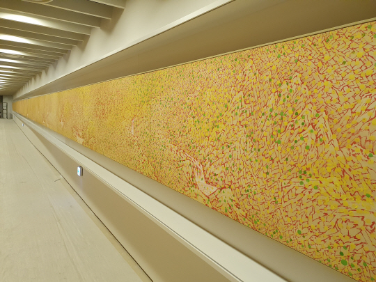 서울‘사랑의교회’에 걸린 김병종 작가의 52m 벽화 ‘바람이 임의로 불매- 송화분분’. 사랑의교회 제공