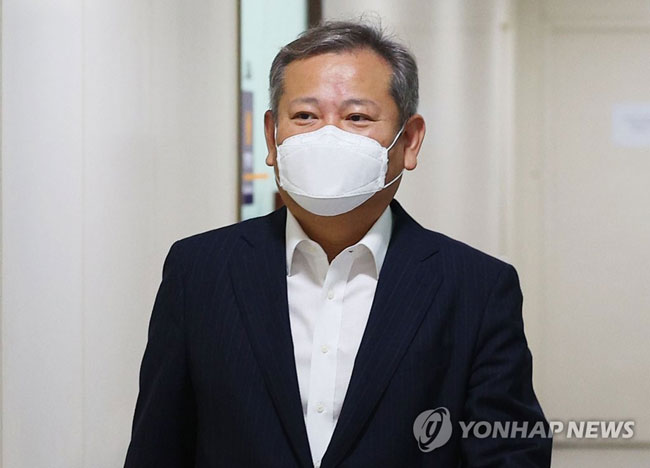 (서울=연합뉴스) 한종찬 기자 = 이상민 행정안전부 장관 후보자가 19일 서울 광화문에 위치한 인사청문회 준비단 사무실로 출근하고 있다. 2022.4.19