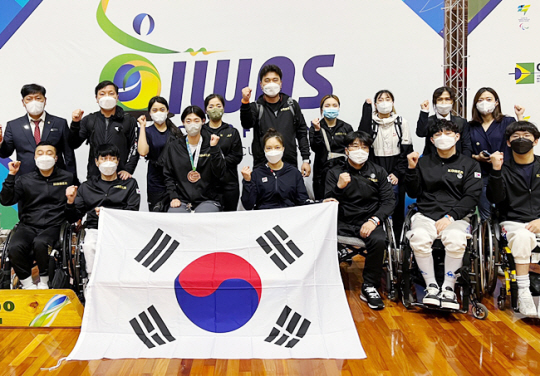 권효경, 류은환, 조은혜 등으로 구성된 한국 선수단이 18일(한국시간) 브라질 상파울루에서 끝난 국제휠체어절단장애인스포츠연맹(IWAS) 휠체어펜싱 상파울루월드컵에서 역대 최다인 5개 메달(은2, 동3)을 획득하고 19일 금의환향했다. 대한장애인펜싱협회 제공