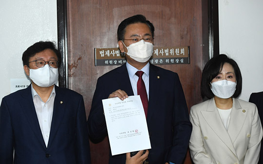 유상범(가운데) 국회 법제사법위원회 국민의힘 간사가 21일 오전 법사위원장실 앞에서 안건조정위원회 위원으로 유상범·전주혜·조수진 국민의힘 의원 3인을 추천한다는 내용의 서한을 제출하기에 앞서 취재진에게 들어 보이고 있다.  연합뉴스